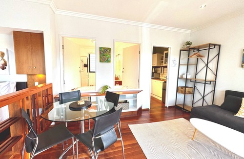 Green Point Apartment | The Palm Tree Loft, close to shops and lake, 10 min drive to local beaches