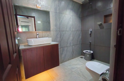 Kumbalam Bed & Breakfast | The Reds Heritage. Spacious rooms, vast gardens with a refreshing pool.