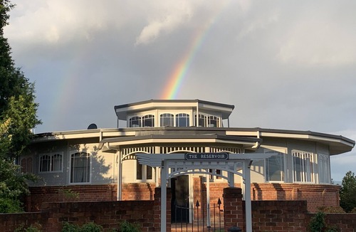 Bathurst House | The Round House ~Truly Unique ~ Sleeps 14 ~ Close to CBD and Mount Panorama!