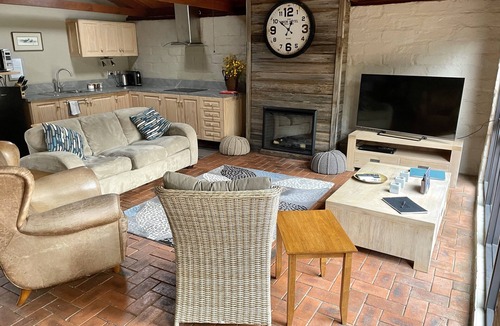 Axe Creek Apartment | The Studio under the gum tree.