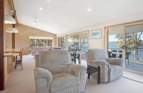 Gwandalan House | The Waterfront - Close to shops, club, boat ramp!