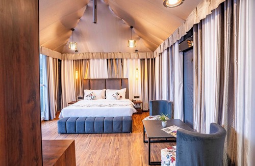 Mallital Hotel | The Whispering Oaks