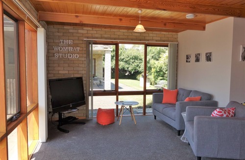 Acton Park Apartment | The Wombat Studio on Acton | Close to airport, beaches, tranquil private setting