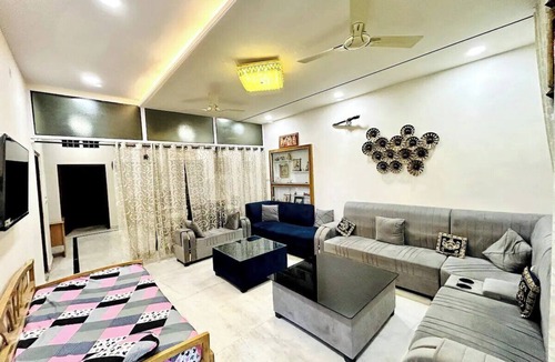 Jhotwara Apartment | The Yellow Door: Friendly 5 Star 2200²ft Independent, Modern Cozy & Central Home