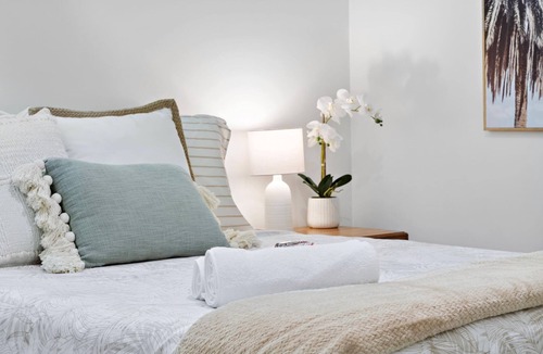 Battery Hill Apartment | This apartment is a 2 bedroom(s), 1 bathrooms, located in Battery Hill, QLD.