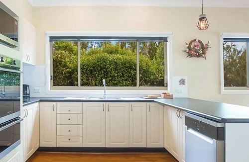 Toukley House | Tide view - A waterfront retreat with a BBQ, Kayak