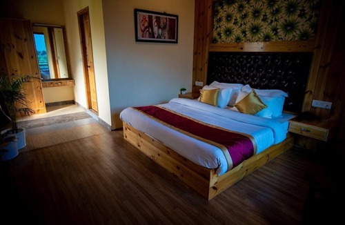 Aleo Hotel | Timber Hill Hotel: Luxury Retreat with Stunning Mountain & Snow Views