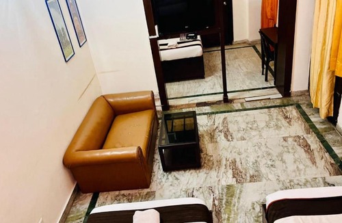 DLF Phase 3 House | Tipsyy Inn 006