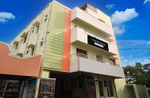 Koyambedu House | Townhouse Koyambedu Metro Station