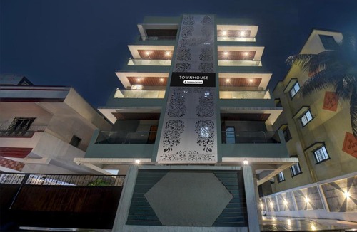 Krishnarajapura Hotel | Townhouse Oak Bangalore Garudacharpalya Metro Station