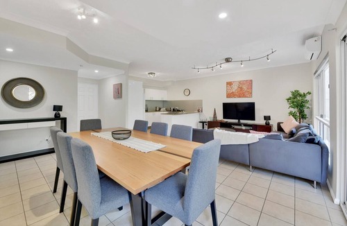 Taringa Apartment | Tranquil 3-Bed Unit with Lush Garden Views
