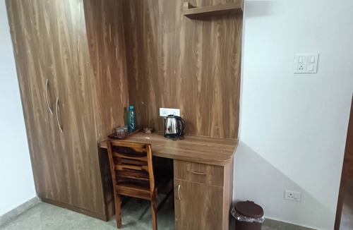 Kumharsain House | Tranquil 4-bedrooms in Narkanda. Nestled in the middle of Apple Orchards