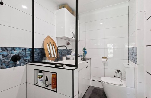 Battery Hill House | Tranquil homestay 5-minute walk to the beach! 10-minute walk to local amenities.
