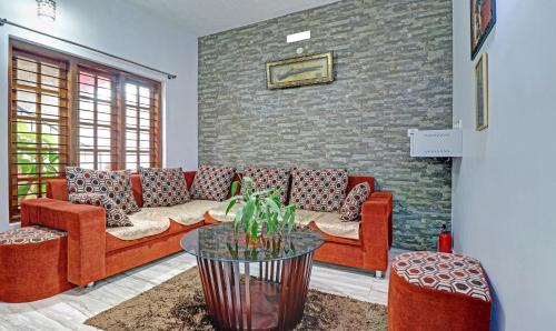 Dechoor Hotel | Treebo Avyukta Stay 5 min to Madikeri Fort