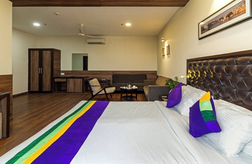 Sangram Colony Hotel | Treebo Premium Baramasi By Jai Club Prime