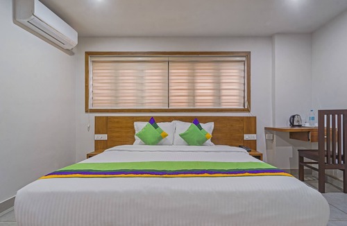 Civil Station Hotel | Treebo Regalia Inn Wayanad With Swimming Pool