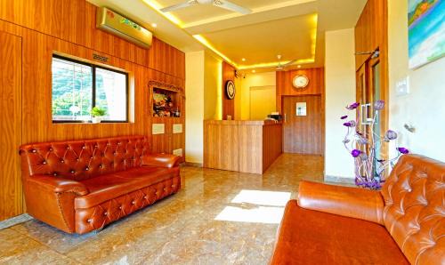 Dapoli Hotel | Treebo SS Residency Mountain View with Swimming Pool
