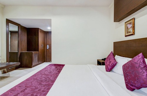 Lakdi Ka Pul Hotel | Treebo Trend Wood Bridge