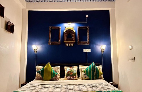 Lake Swaroop Sagar Hostel | Turtle Hostel Udaipur- 10 mtr from Lake