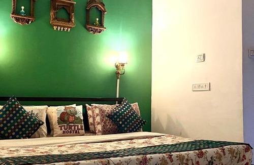 Lake Swaroop Sagar Hostel | Turtle Hostel Udaipur- 10 mtr from Lake