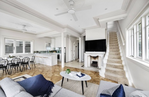 Manly Apartment | Tuscan Villa Little Manly, Beach front Apartment