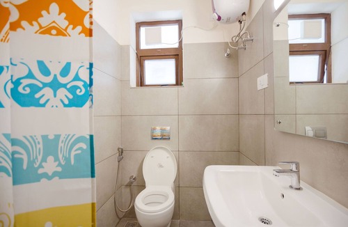 Adyar Apartment | Twin Bedroom with Breakfast in a shared 3BR apartment