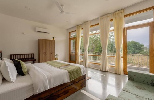 Bedla Villa | Two-bedroom boutique homestay with a serene view of Lake Lakhawali and Aravalis.