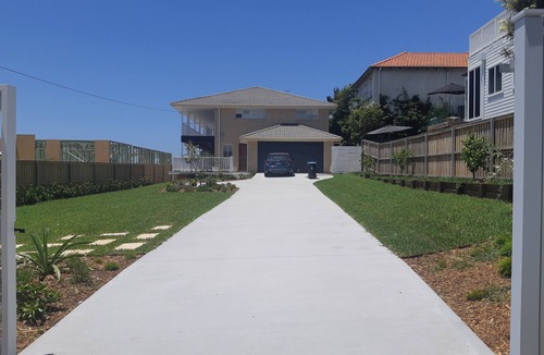 Dee Why House | Two storey beach home on Dee Why Headland. * NYE Fireworks Location *
