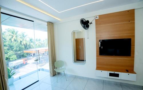 Ponnani Hotel | UK Plaza