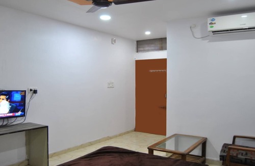 Jabalpur House | Unit 16 Beautiful and clean room to stay