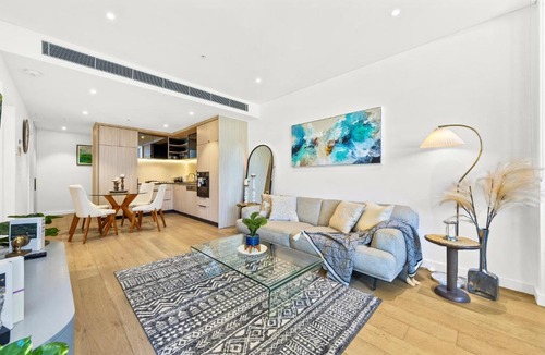 Chinatown Apartment | Urban Bliss 2BR Abode - Luxury丨Comfort丨Parking