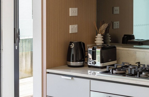 Camperdown Apartment | Urban Oak Peaceful Hideaway near Cafs and Markets