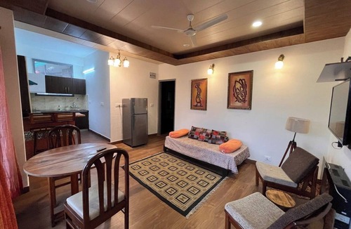 Kumarhatti Apartment | Valley View 1BHK near Solan, WiFi,Parking, Homestay for Couples, Workation Ready
