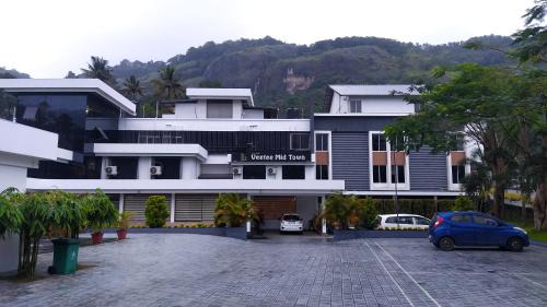 Adimaly Hotel | VEETEE MID TOWN