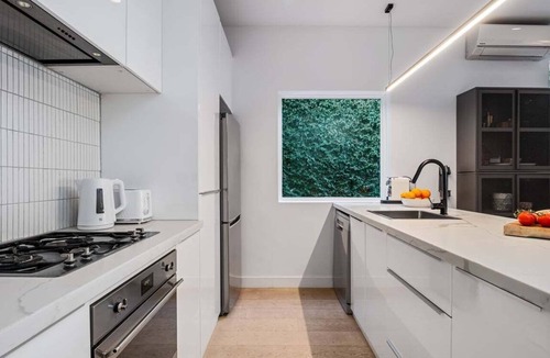 Albert Park Apartment | Very Victorian, Modern & Special. 2BRM, 1BTH.