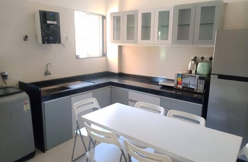 Anjuna Apartment | Vibrant 2-bedroom apartment in wonderful Anjuna with WiFi, AC