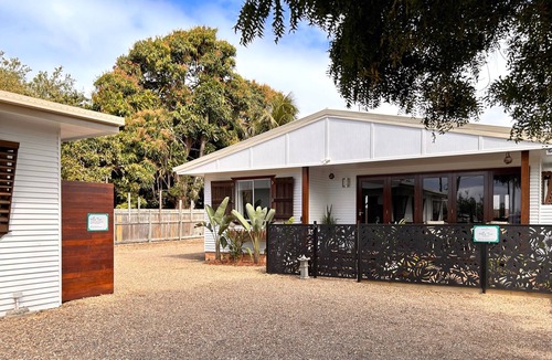 Urangan House | Vila Paus Dua | Beachfront Hervey Bay. Pets allowed | Free Fast EV Charging