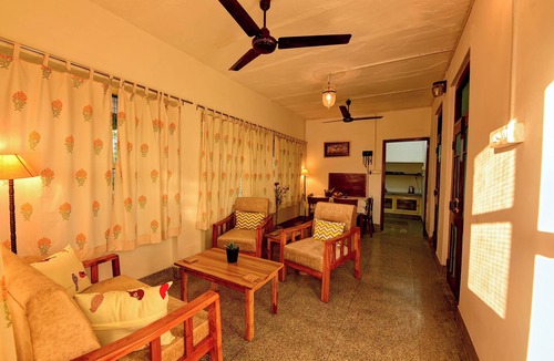 Udaipur Apartment | Villa 10 Para - 2BHK City Center Stay Balcony Green Surroundings 4 Pax