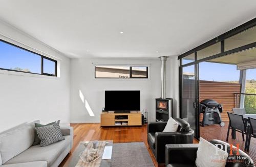 Cowes House | Villa Isola Golf Course Views