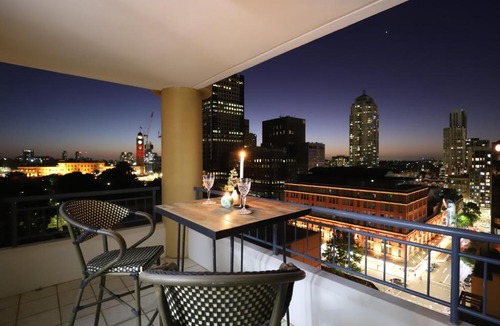 Haymarket Apartment | Vintage Charm 3BR Abode - Views丨 Parking丨Gym丨 Pool