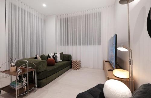 Burwood Apartment | 'Vinyl' 1-BR Apt in the heart of Burwood with study n free parking