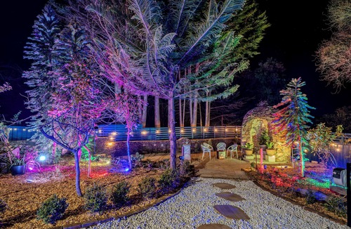Katoomba House | Voice controlled Smart house with 6-person spa and outdoor dining. Pet friendly.