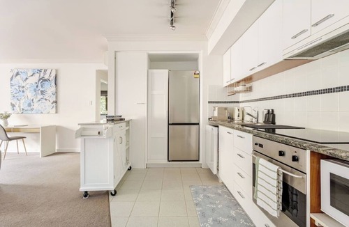 Perth Central Business District Apartment | Walk to Elizabeth Quay | Pool & Parking