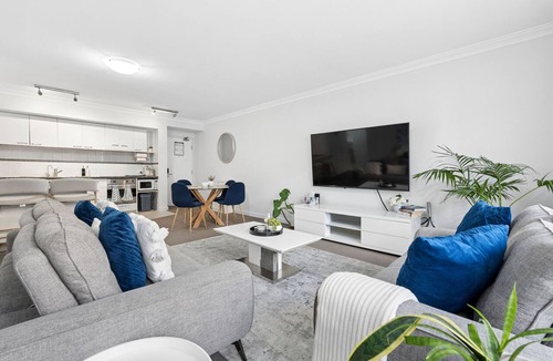 Perth Central Business District Apartment | Walk to Elizabeth Quay | Pool & Parking
