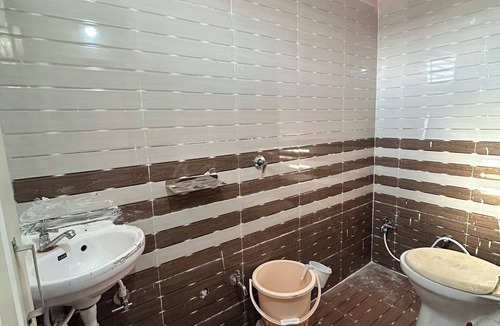 Dwarka House | Walkable distance to railway station Family-sized condo
