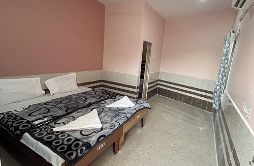 Dwarka House | Walkable distance to railway station Family-sized condo