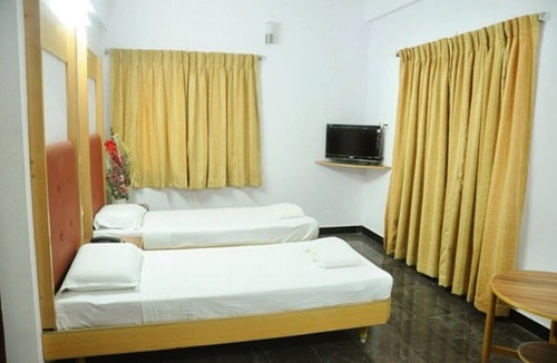 KK Nagar Hotel | Warmly decorated rooms/Vandiyur Lake view Stay