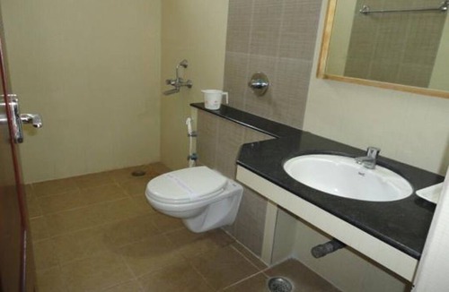 KK Nagar Hotel | Warmly decorated rooms/Vandiyur Lake view Stay