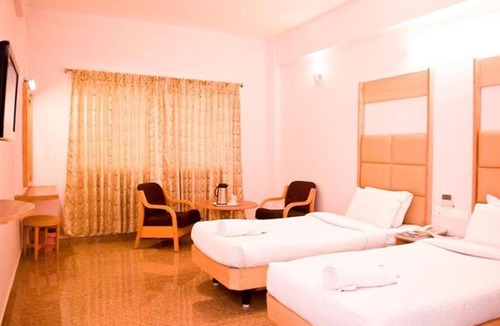 KK Nagar Hotel | Warmly decorated rooms/Vandiyur Lake view Stay