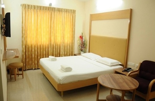 KK Nagar Hotel | Warmly decorated rooms/Vandiyur Lake view Stay